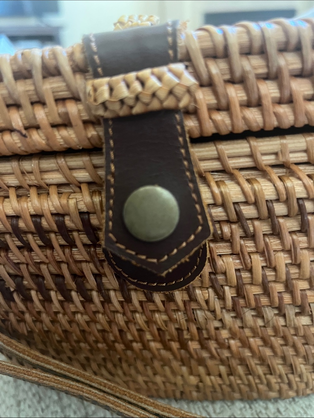 Handwoven Tan Straw Crossbody Bag with Leather Trim - Picture 4 of 6